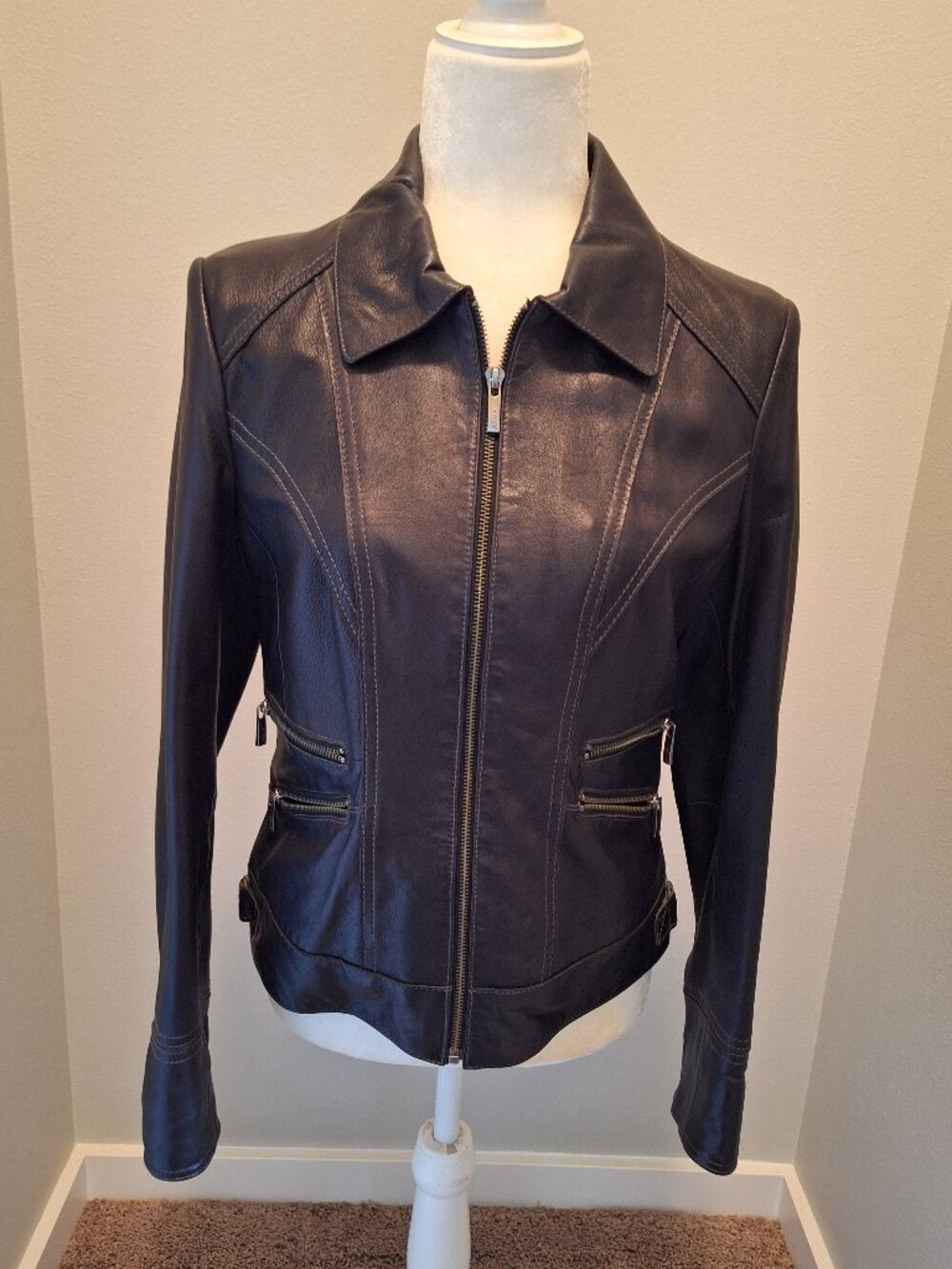 Ladies' short leather motorcycle jacket